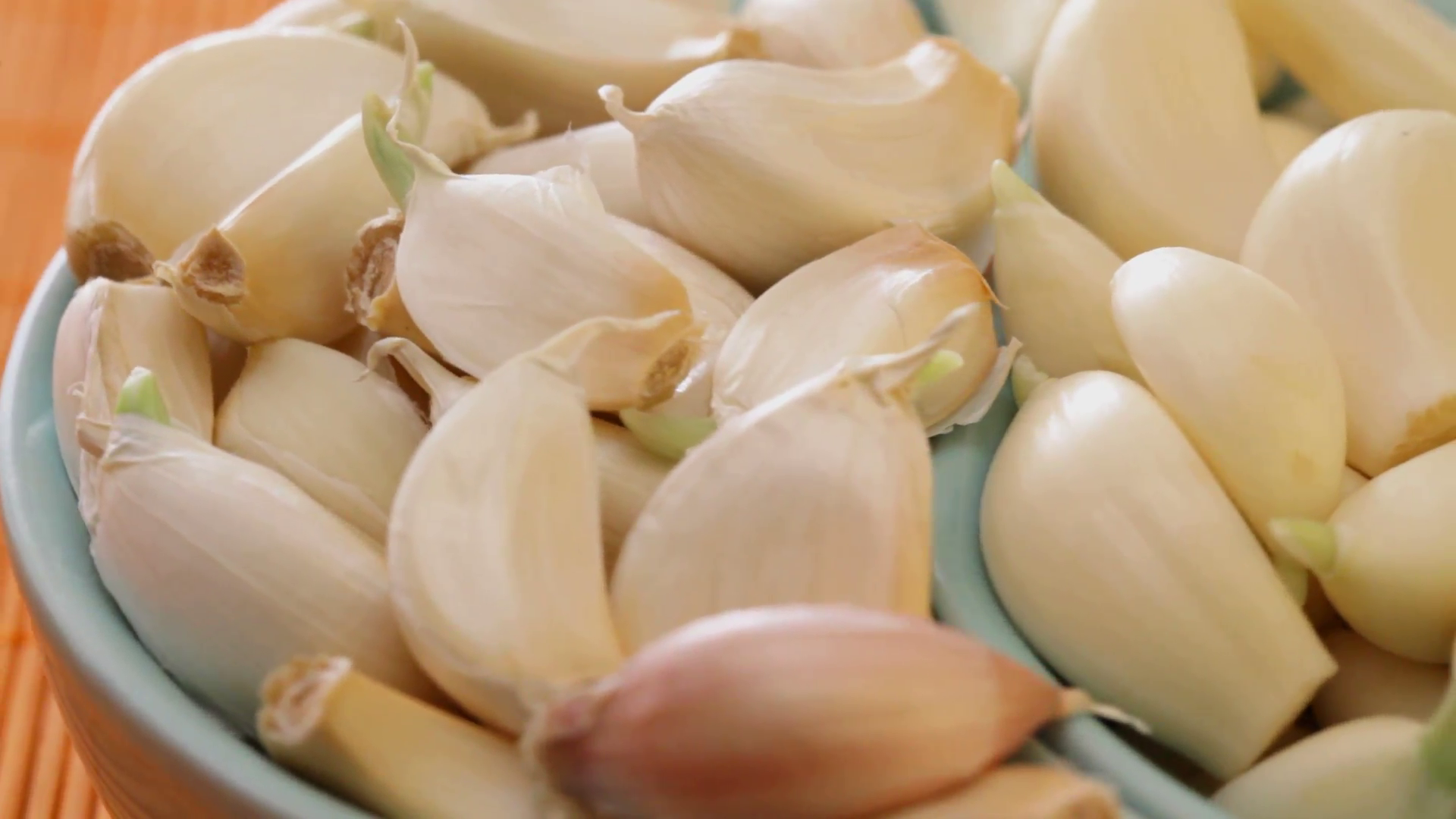 garlic-cloves-in-bowl-on-rotating-display-close-up_vkms-qpb__F0000