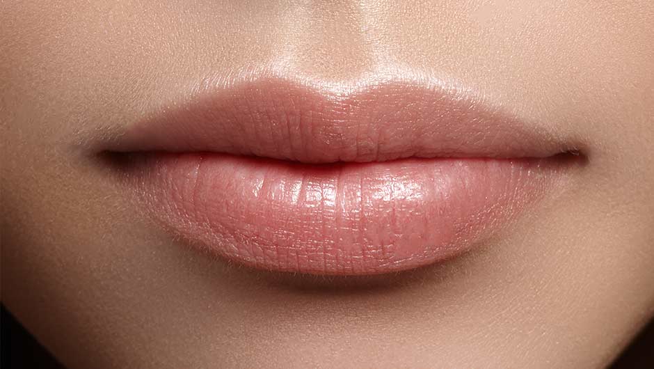 Lip liner to make lips look bigger
